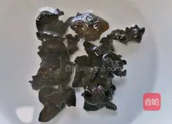 Illustration of how to make fried carrots and fungus 1