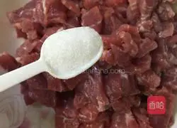 Illustration of how to cook loofah with fried meat 4