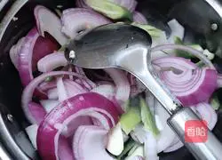 Illustration of how to make scrambled eggs with onions 6