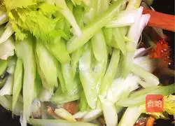 Illustration of how to make shredded pork with double pepper 7