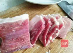 Illustration of how to make steamed pork with rice flour 1