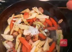 Illustration of how to stir-fry spring bamboo shoots and marinated meat 14