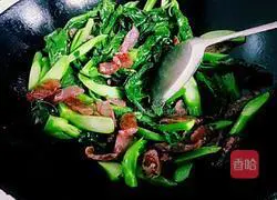 Illustration of how to make fried kale with sausage 6