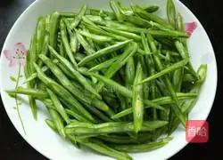 Illustration of how to make stir-fried shredded pork with sword beans 2