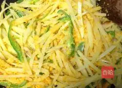 Illustration of how to make duck egg yolk and potato shreds 8