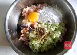 Illustration of how to make steamed meat rolls with tofu skin 4