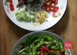 Illustration of how to make twice-cooked pork with hot pepper 1