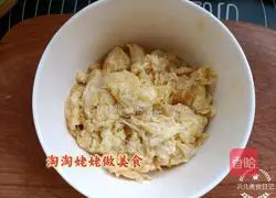 Illustration of how to make scrambled eggs with onions and fungus 1