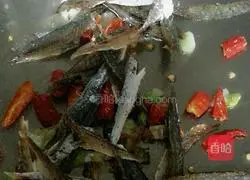 Illustration of how to make spicy dried fish 5