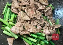 Illustration of how to stir-fry pork liver with garlic moss 11