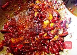 Illustration of how to make chicken with sour bamboo shoots in red soup 7