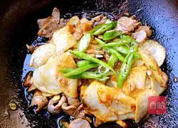 Illustration of how to make oily meat and potato slices 12