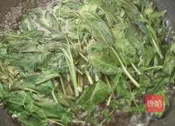 Illustration of how to make Chinese toon scrambled eggs 2