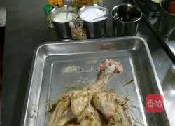 Illustration of how to make black pepper whole chicken 1