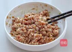 Illustration of how to make crystal pork radish rolls 3