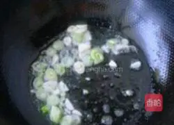 Illustration of how to stir-fry large intestine with hot pepper 4