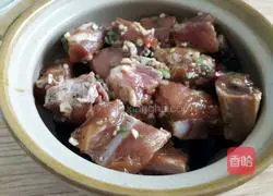 Illustration of how to make steamed fungus with pork ribs 10