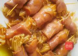 Illustration of how to make bacon and enoki mushroom rolls 6