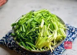 Saute garlic sprouts Illustration of how to make bacon 2