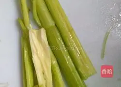 Illustration of how to make fried sausage with celery 1