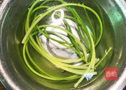 Illustration of how to make meat stuffed with garlic moss 6