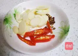 Illustration of how to stir-fry green peppers with shredded chicken 2