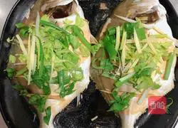 Illustration of how to make steamed golden pomfret 6