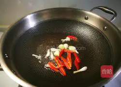 Illustration of how to make fried shrimps with tender orange leaves 2