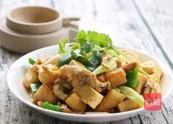 Illustration of how to stir-fry razor clam meat with dried beans 13