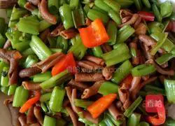 Illustration of how to stir-fry duck intestines with vegetable stems 6