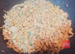 Illustration of how to make shredded pork with Beijing sauce 17