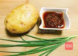 Illustration of how to make steamed potatoes with chopped pepper 1