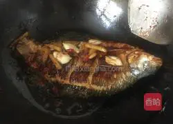 Illustration of how to make Wuchang fish braised with rock sugar 8