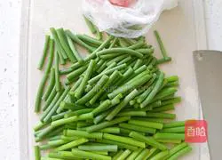 Quick and delicious recipe of stir-fried pork with garlic moss 1