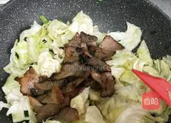 Illustration of how to make fried cabbage with bacon 13