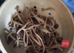 Illustration of how to make spareribs and tea tree mushrooms 5