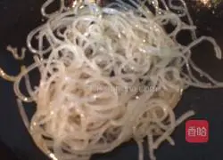 Illustration of how to make fried vermicelli with bean sprouts 4