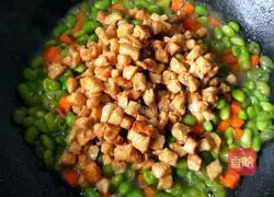 Illustration of how to make fried chicken with edamame rice 12