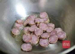 Illustration of how to make fried onions and sausages 3