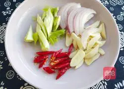 Illustration of how to make golden mushroom fried meat 3