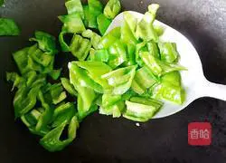 Illustration of how to make scrambled eggs with green pepper 5
