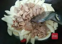 Illustration of how to make wild rice stir-fried pork slices 9