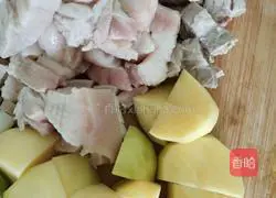 Illustration of how to make braised pork with potatoes 3