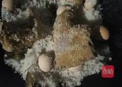 Illustration of how to make salt-baked chicken in the countryside 6