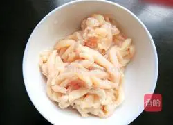 Illustration of how to make fried shredded chicken with double peppers 3