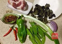 Illustration of how to make three-color fungus meat slices with pickled pepper 1