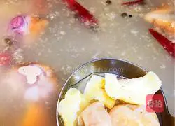 Illustration of how to make braised pig trotters with potatoes and fruits stewed 5