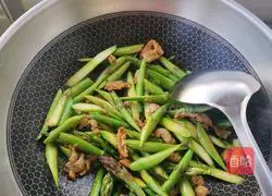 Pork and fried asparagus Practice illustration 5