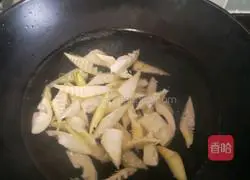 Illustration of how to stir-fry bacon with spring bamboo shoots 5