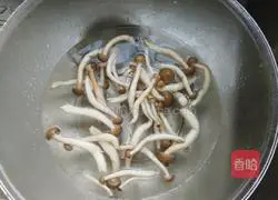 Stir-fried crab-flavoured mushrooms with cucumbers and carrots Illustration of how to do it 1